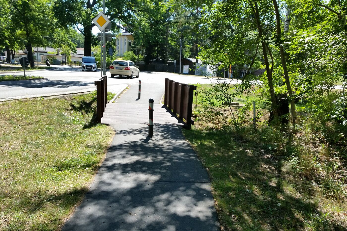 g3 Zu schmaler benutzungspflichtig ausgeschilderter Zweirichtungsradweg in Schönwalde.