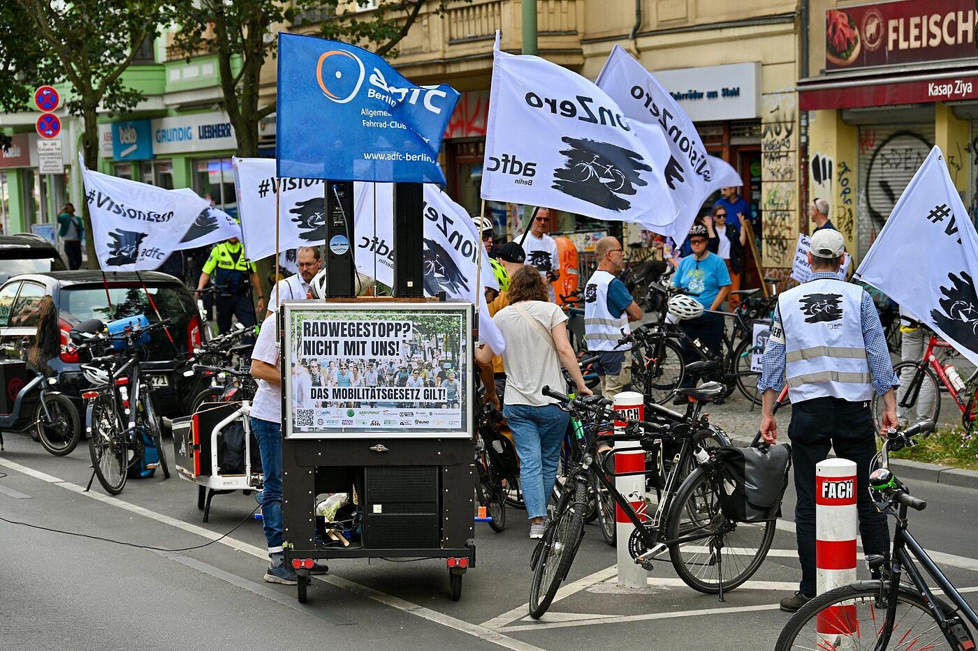 Mahnwache am 22. Juli 2023 Menschen bei Mahnwache mit weißen Vision Zero Fahnen