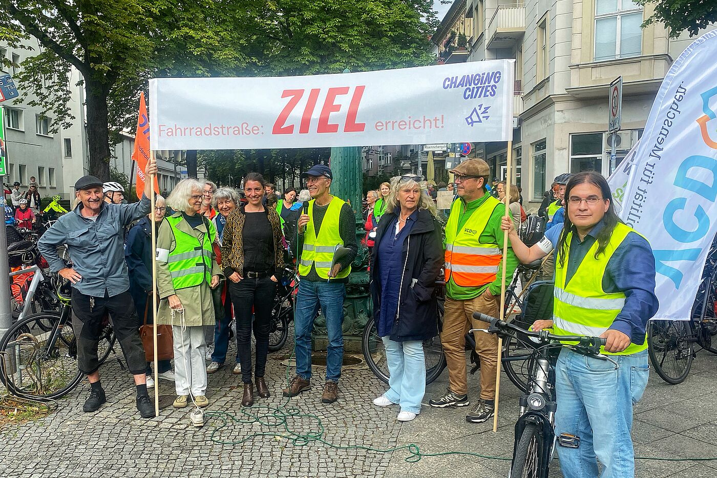 Vertreter:innen verschiedener Mobilitäts- und Radverbände feiern den Abschluss des Umbaus der Handjerystraße in Berlin Schöneberg, Ortsteil Friedenau, zur Fahrradstraße
