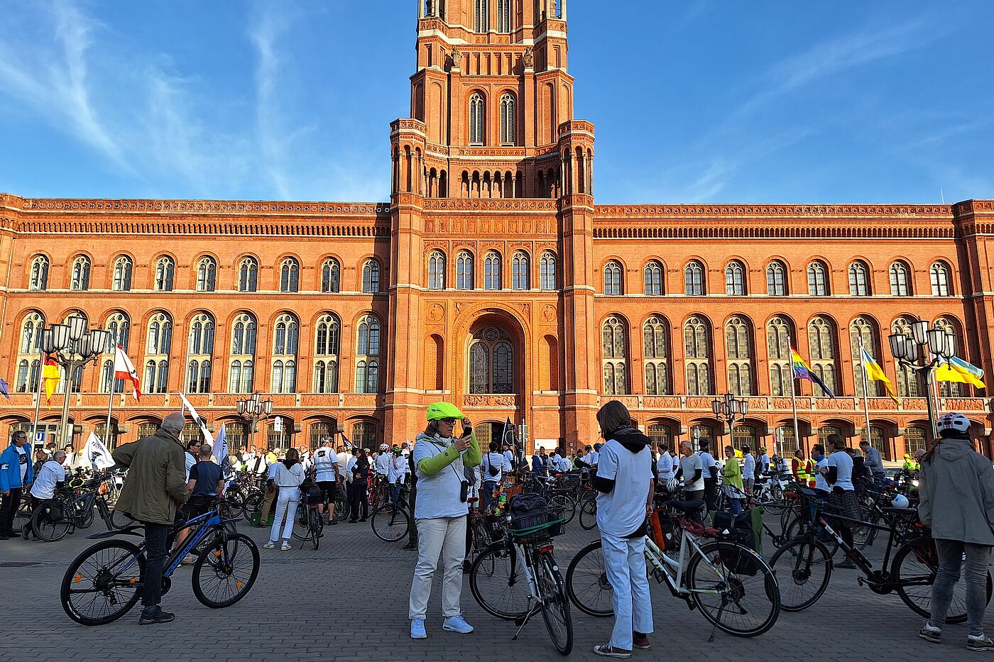 Ride of Silence 2023 Radfahrende vor dem Roten Rathaus in Berlin im Rahmen des Ride of Silence