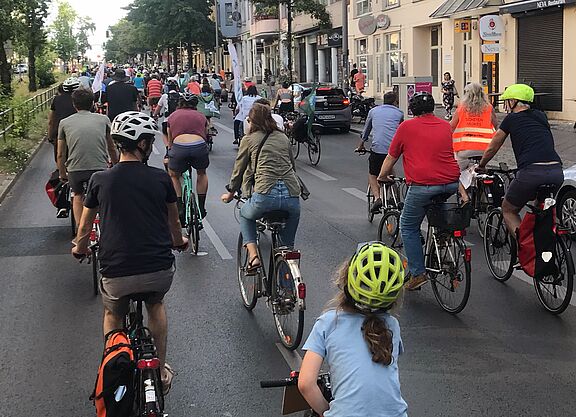 Fahrraddemo auf der Hauptstraße in Schöneberg