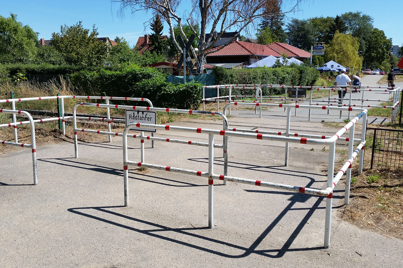 3 Platz 1: Umlaufsperre am Bahnübergang Bötzowbahn im Spektegrünzug auf dem Havellandradweg. Spezialräder können nur durch Anheben passieren. Keine drei Kilometer nördlich am Bahnübergang direkt am Güterbahnhof Johannesstift wird derweil auf einem Forstweg eindrucksvoll demonstriert, dass auch ein unbeschrankter Bahnübergang möglich wäre.