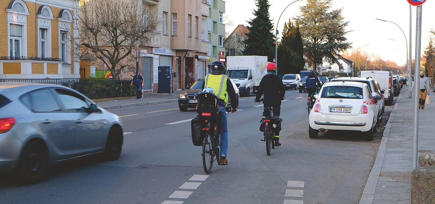 Ungeschützter Radstreifen auf Marienfelder Allee Ungeschützter Radstreifen auf Marienfelder Allee