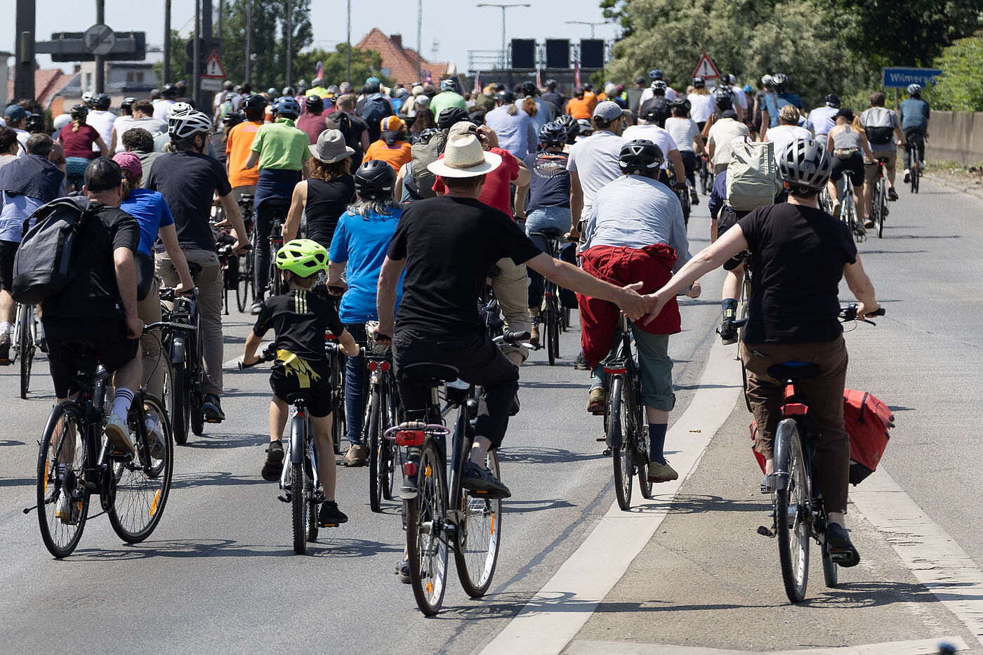Sternfahrt 2023 Autobahn Radfahrende halten sich bei der Sternfahrt 2023 an den Händen
