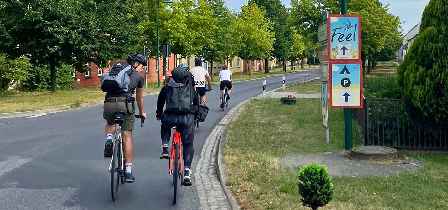 Radzubringer Feel Festival Besucher:innen des Feel Festivals reisen mit dem Fahrrad an