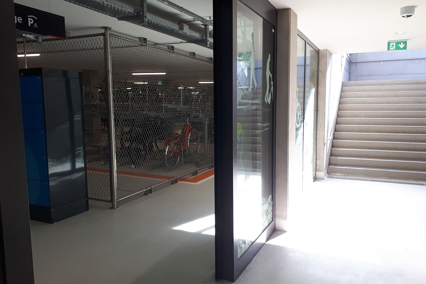 Vom unterirdischen Fahrradparkhaus führt eine Treppe direkt zum Bahnsteig. Vom unterirdischen Fahrradparkhaus führt eine Treppe direkt zum Bahnsteig.