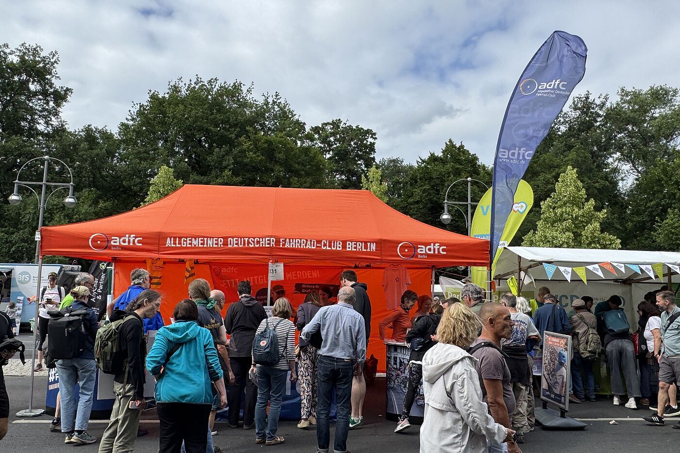 Sternfahrt Umweltfestival oranger ADFC-Stand