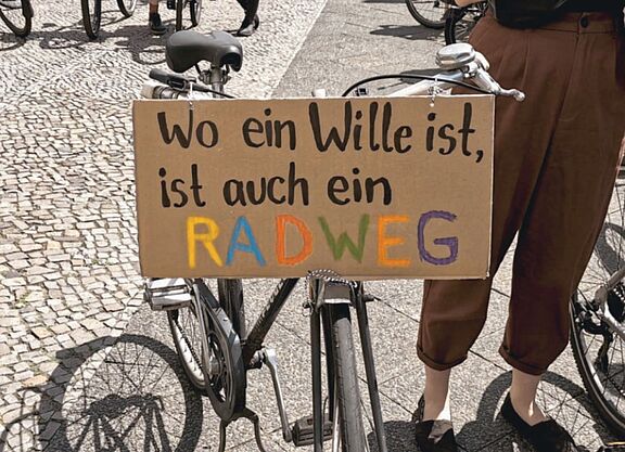 Schild: Wo ein Wille ist, ist auch ein Radweg