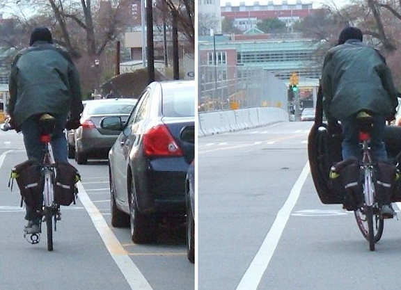Zwei Bilder nebeneinander: Im linken Bild sieht man von hinten eine Person auf einem schmalen Radfahrstreifen zwischen Fahrbahn und parkendem Auto fahren. Aufe dme linken Bild ist in gleicher Position die Fahrertür des Autos geöffnet und der Radfahrer fährt frontal mit kurzem Abstand auf die geöffnete Tür zu. 