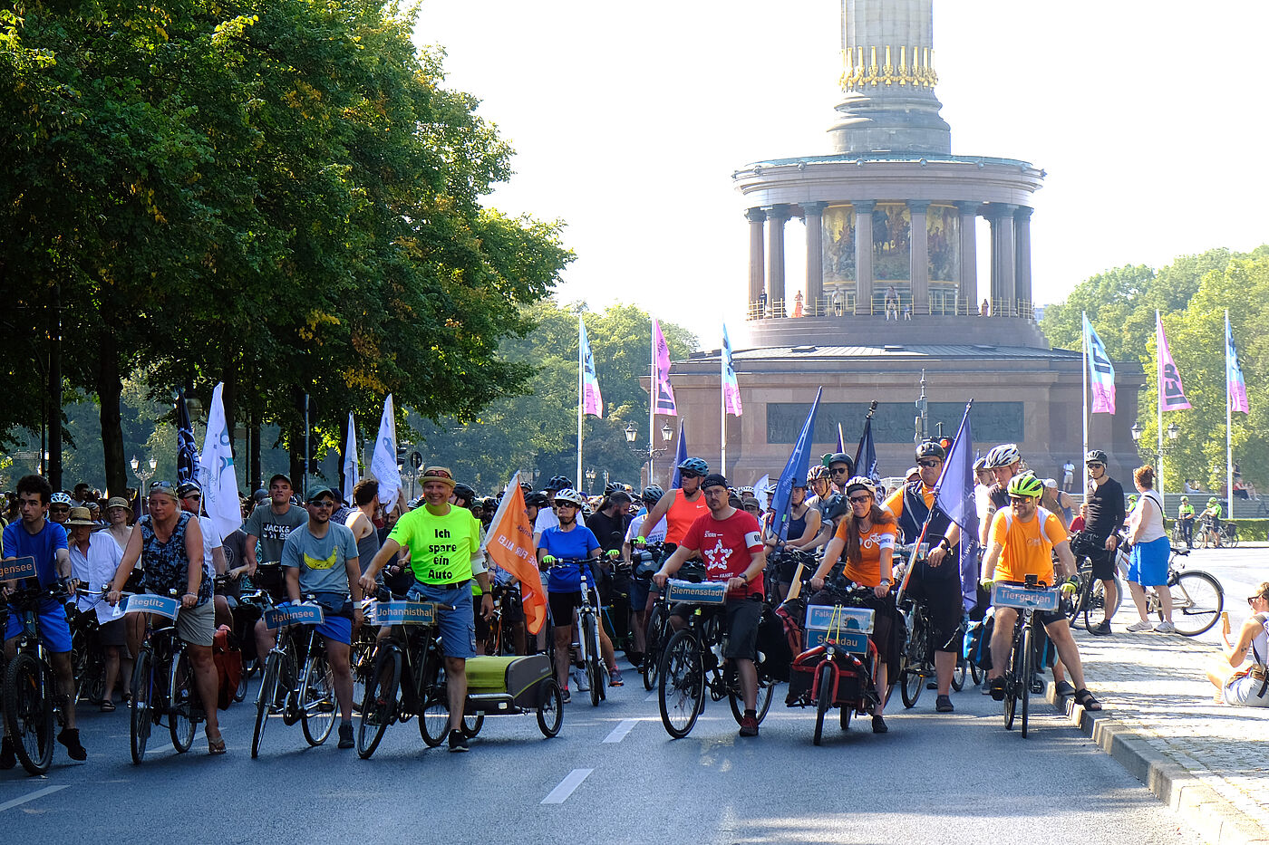 Demo Radwegestopp am 8. September 2024, vor dem großen Stern