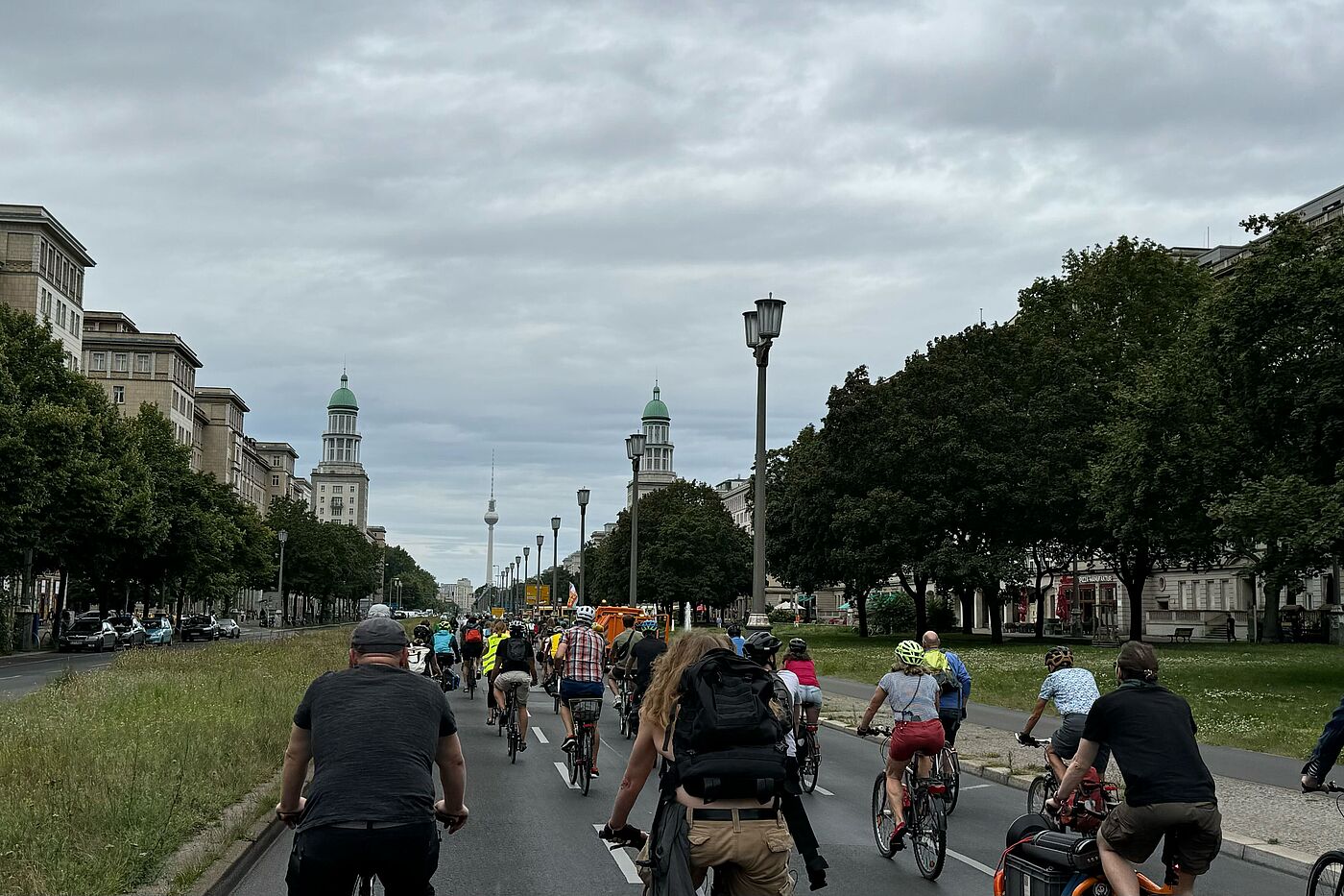 Radwegestopp Demo am 09.08.2024 Menschen fahren bei einer Fahrraddemonstration auf die Türme am Frankfurter Tor zu