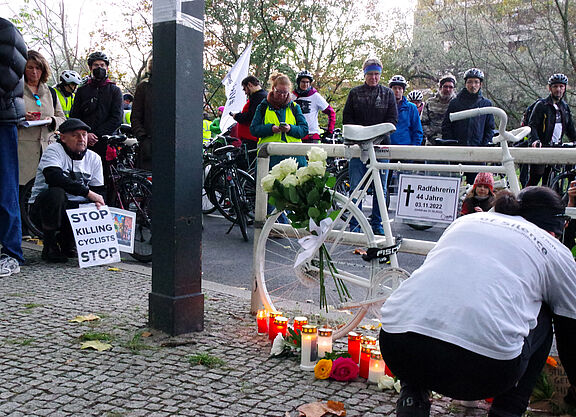 Geisterrad für getötete Radfahrerin an der Bundesallee in Wilmersdorf Geisterrad für getötete Radfahrerin an der Bundesallee in Wilmersdorf