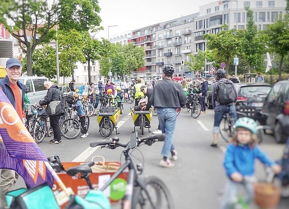 Kidical Mass Schöneberg Auf dem Vorarlberger Damm in Berlin Schöneberg stehen vor der Jugendverkehrsschule am Sachsendamm Teilnehmende der Kidical Mass bei einer Zwischenkundgebung.