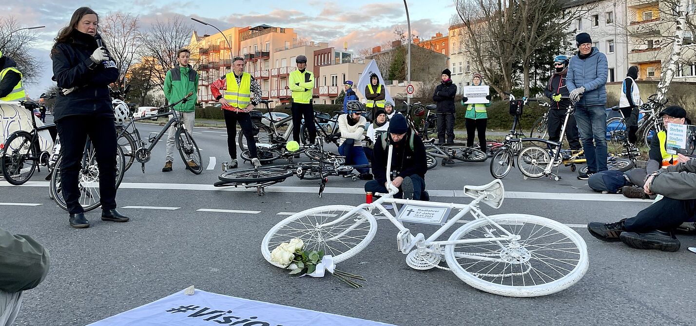 Mahnwache für getöteten Radfahrer in Spandau Mahnwache für getöteten Radfahrer in Spandau