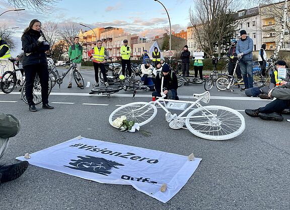 Mahnwache für getöteten Radfahrer in Spandau Mahnwache für getöteten Radfahrer in Spandau