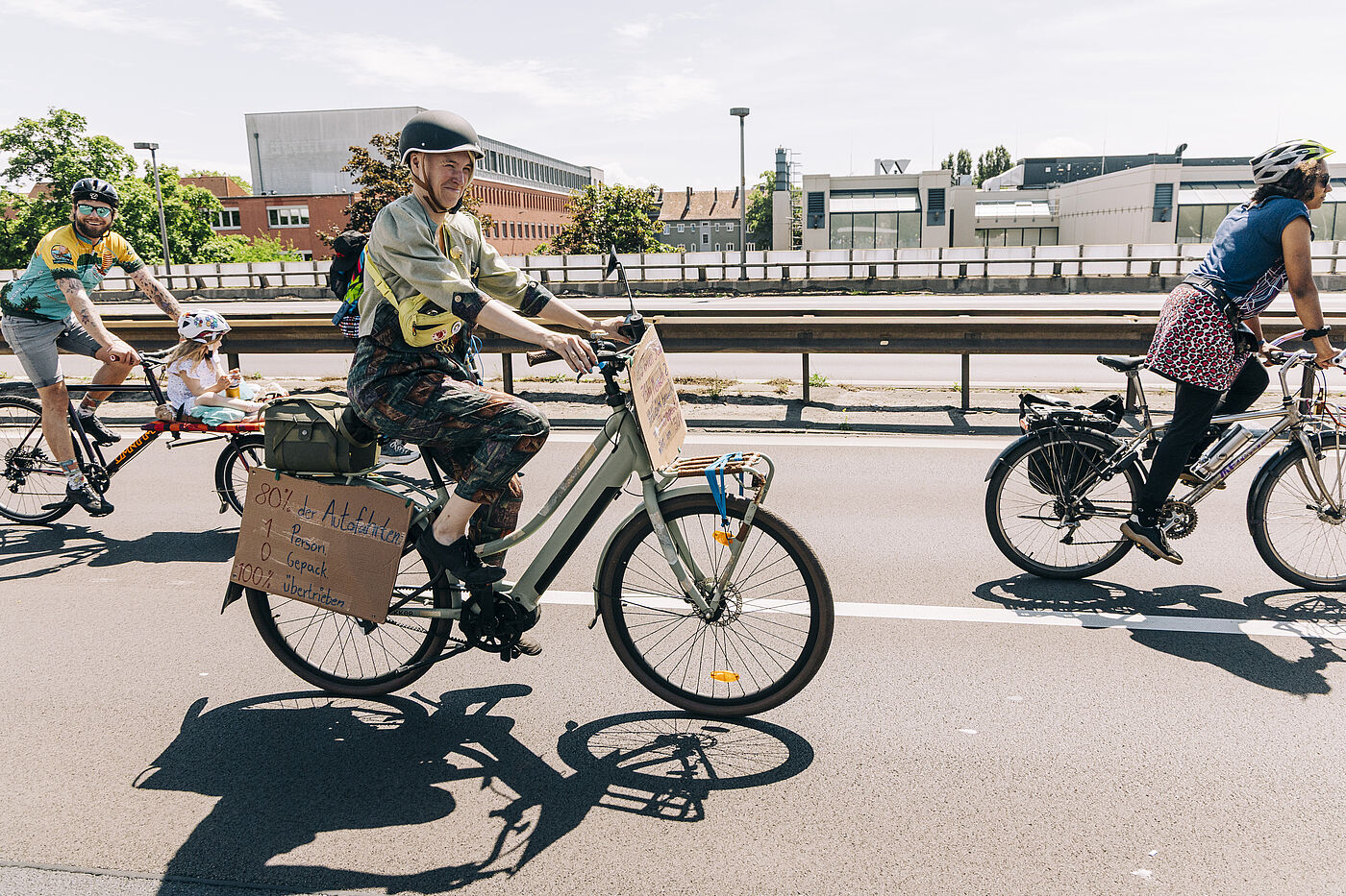 Sternfahrt 2025 Radfahrende mit Mottoschild auf der Autobahn
