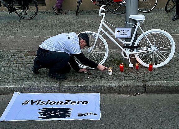 Geisterrad für getötete Radfahrerin in Lichtenrade Geisterrad für getötete Radfahrerin in Lichtenrade