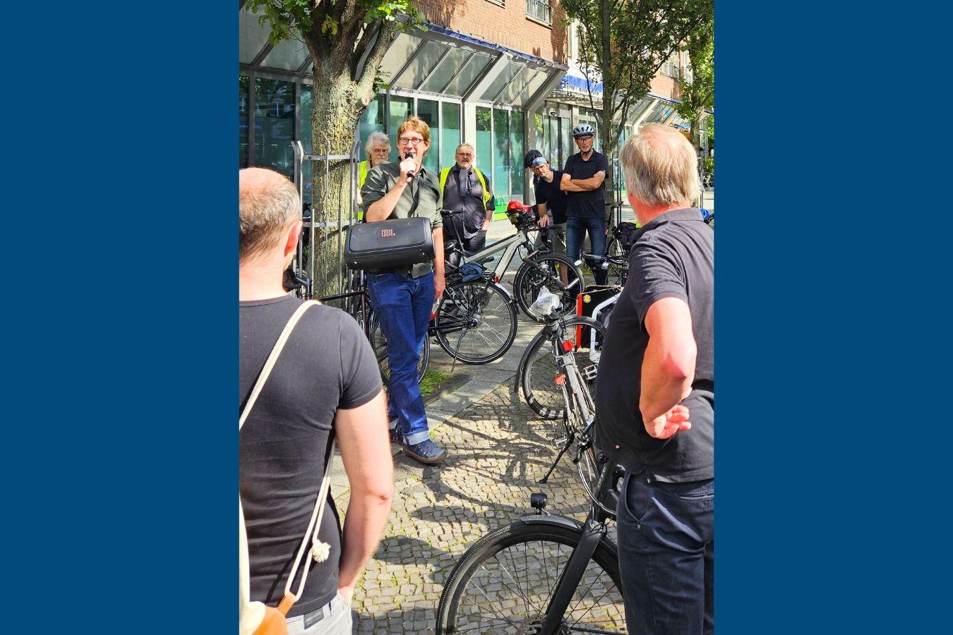 Stadtrat Biedermann eröffnet den geschützten Radweg auf der Hermannstraße Stadtrat Biedermann eröffnet den geschützten Radweg auf der Hermannstraße