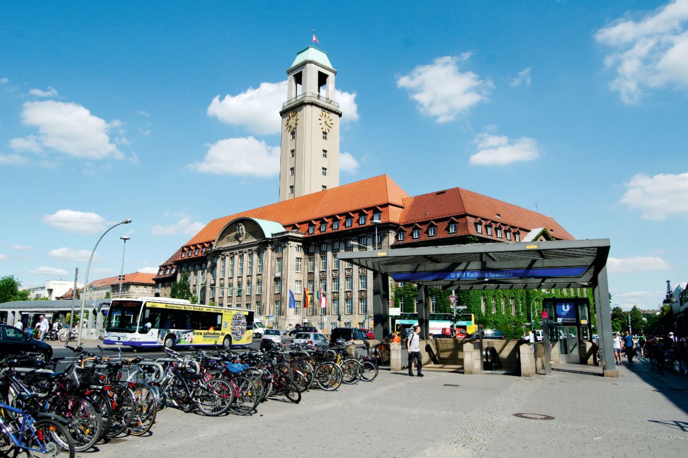 Das Rathaus Spandau, davor der Eingang zur U-Bahn, links davon die bis zum letzten Platz besetzten Fahrradbügel. Das Rathaus Spandau, davor der Eingang zur U-Bahn, links davon die bis zum letzten Platz besetzten Fahrradbügel.