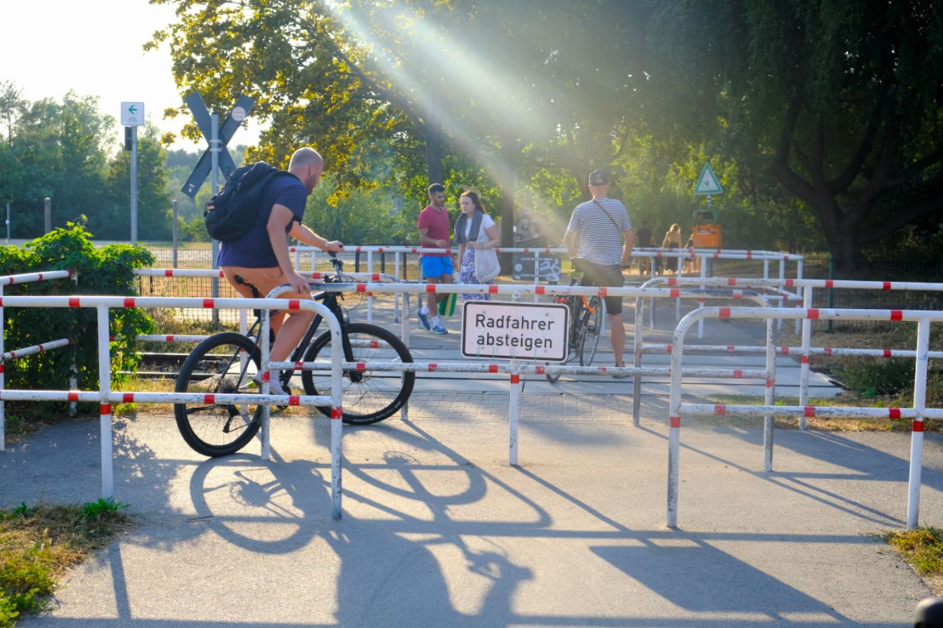 Immer wieder treffen Radfahrer:innen auf unpraktische und teils gefährliche Barrieren. Immer wieder treffen Radfahrer:innen auf unpraktische und teils gefährliche Barrieren.