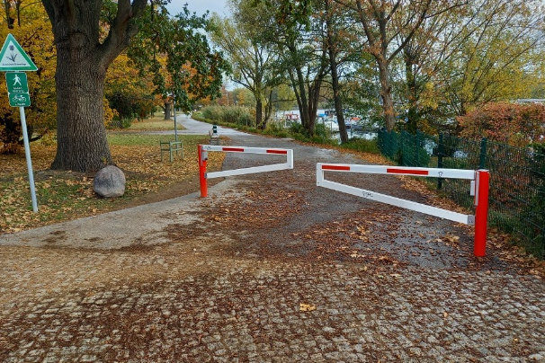 2 Platz 2: Doppelte Halbschranke im Park Scharfe Lanke auf dem Havelradweg.