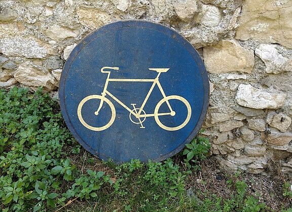 Gammeliges Radwegschild