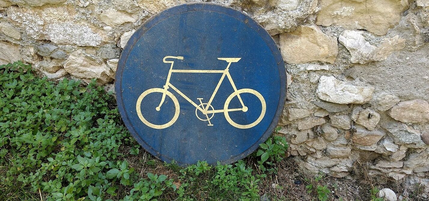 Gammeliges Radwegschild
