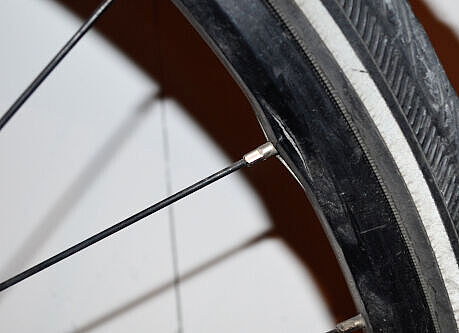Eine Fahrradfelge reißt in Laufrichtung im Bereich einer Speiche