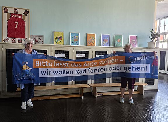 Schulstart für mehr Verkehrssicherheit an der Fanny-Koenig-Grundschule mit ADFC-Banner
