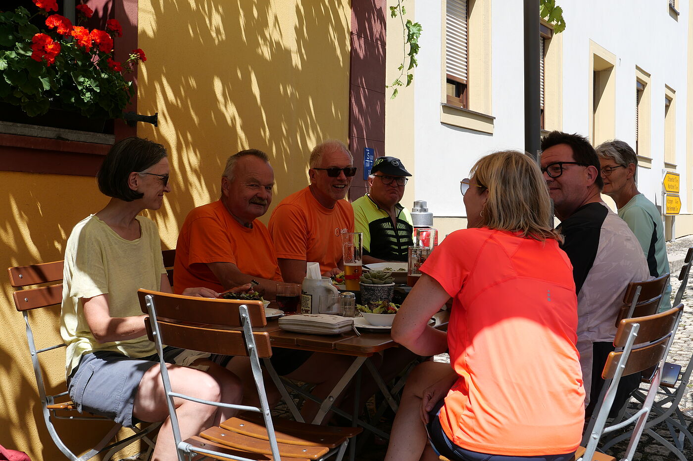 Gemeinsames Essen im Freien vor dem Restaurant