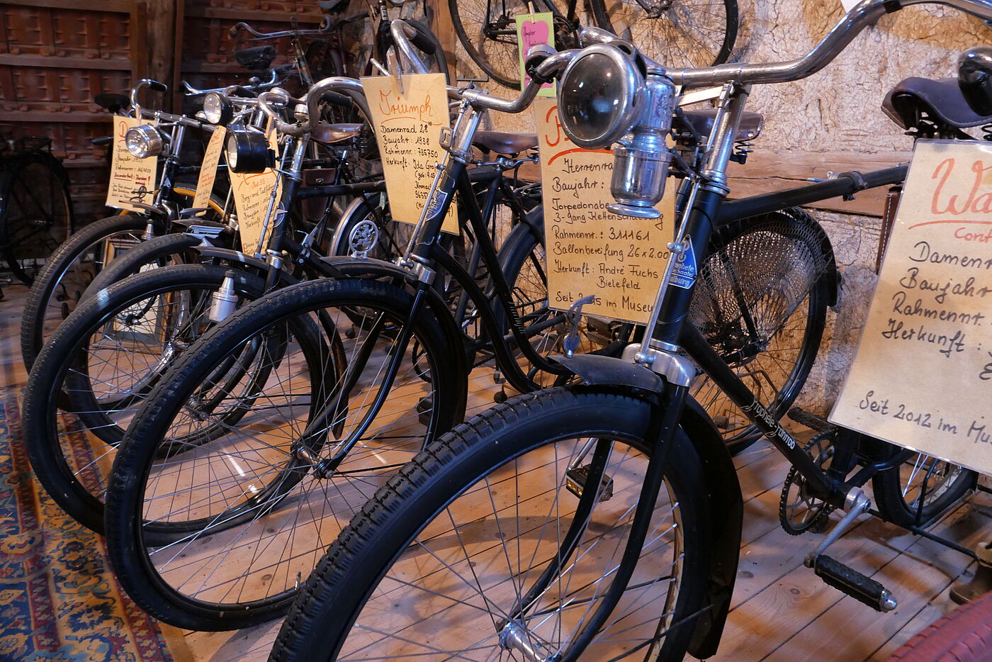 Unmengen von alten Fahrrädern im Innern des Museums