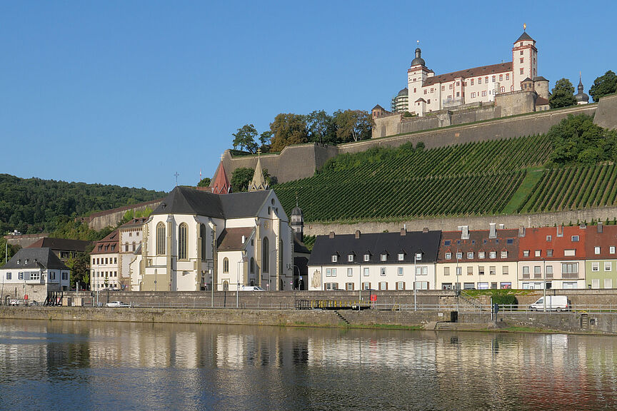 Festungsberg mit St. Burkard und Schloßberg Blick über den Main auf Festung, St. Burkard und den Schloßberg
