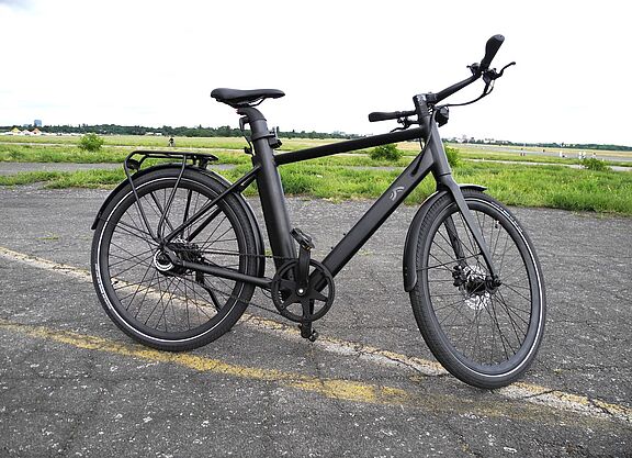 Aufnahme draußen Aufnahme des Crivit-Pedelecs auf freier Fläche.