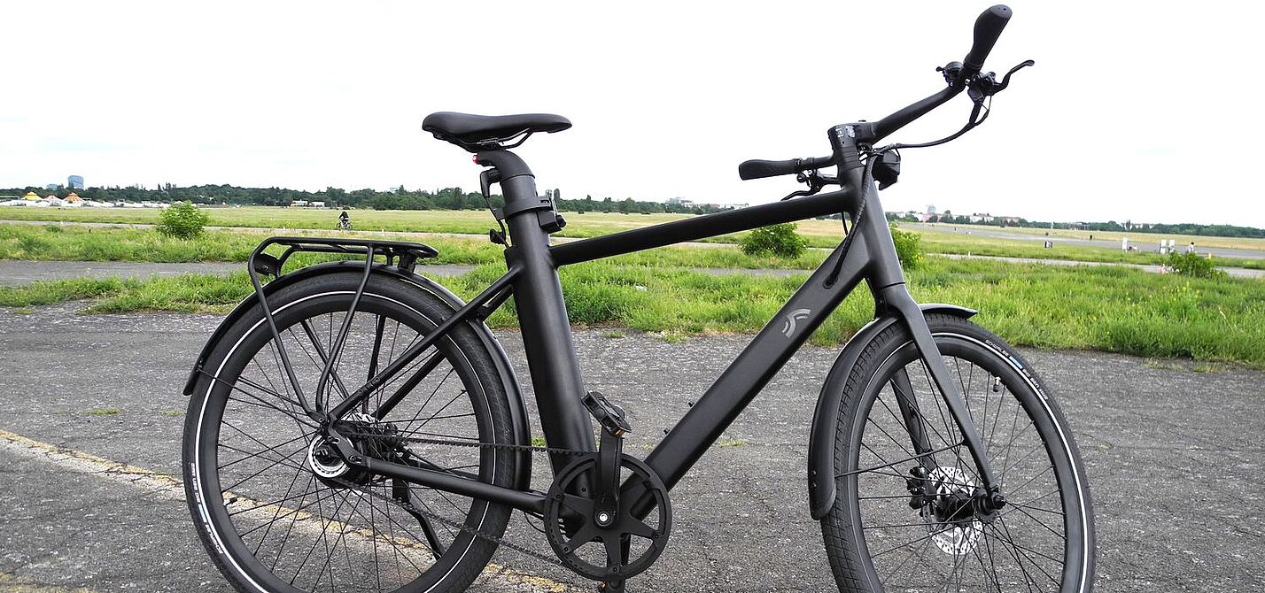 Aufnahme draußen Aufnahme des Crivit-Pedelecs auf freier Fläche.