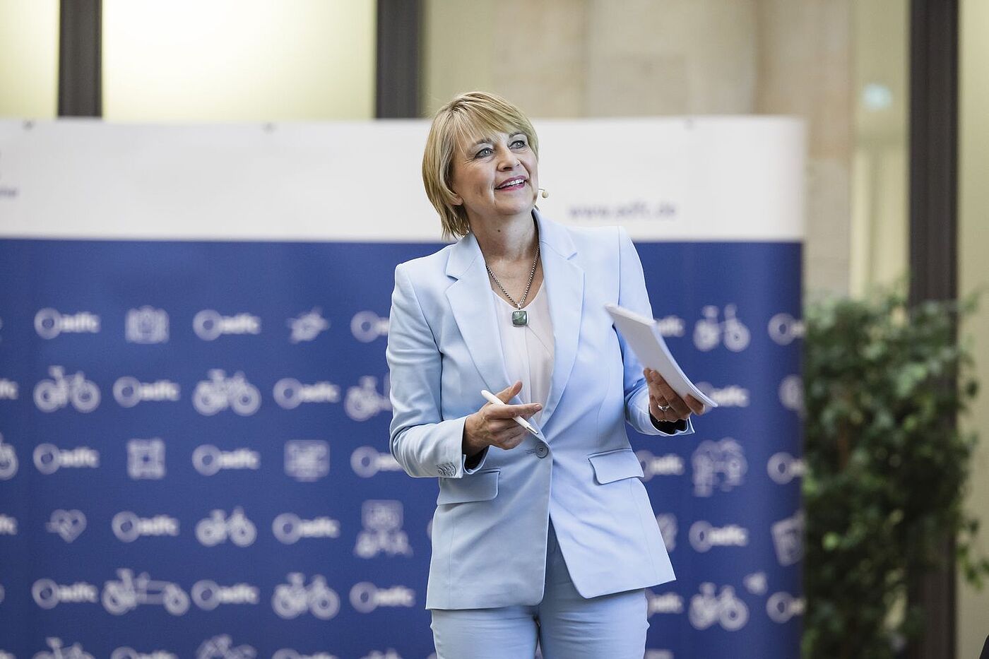 ADFC | Parlamentarischer Abend am 6. Juni 2024 Moderatorin Anke Plättner auf der Bühne in Großaufnahme.