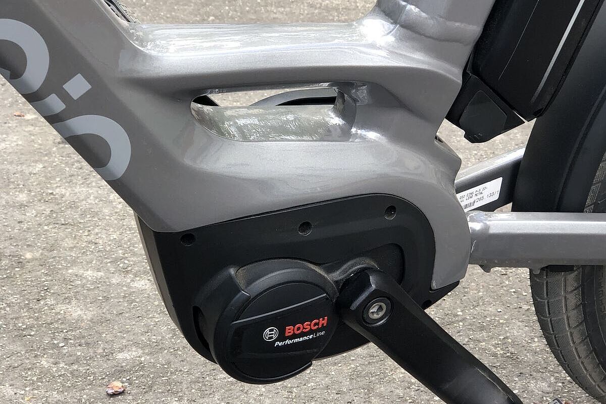 Nahaufnahme des Qio-Rahmens mit einem soliden Rahmenrohr, das von einer Querstrebe verstärkt ist. 