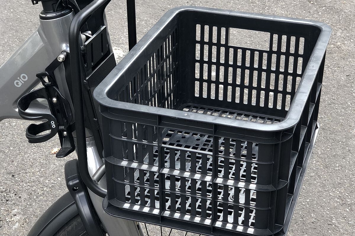 Nahaufnahme eines schwarzen Kunststoffkorbs, montiert auf dem Frontgepäckträger des Qio Kompaktrades. 