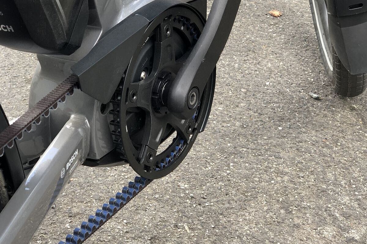 Nahaufnahme eines Antriebsriemens am Qio Kompaktrad von schräg oben. 