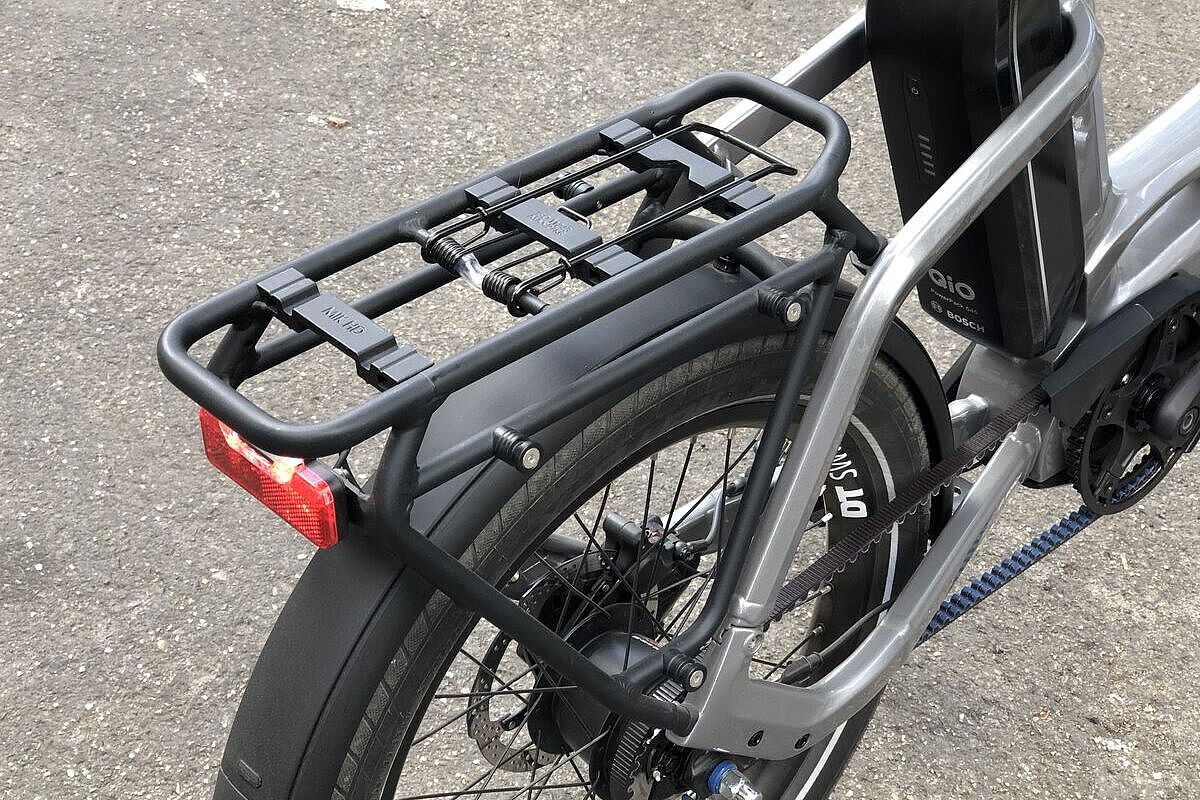 Nahaufnahme eines Gepäckträgers am Qio Kompaktrad, aufgenommen von schräg oben. 