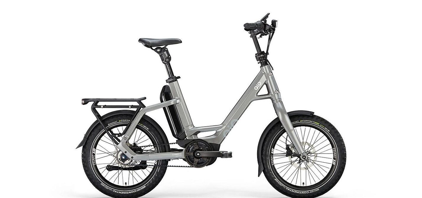 Ein Freistellerbild vor weißem Hintergrund: Das graue Kompaktrad von Qio.